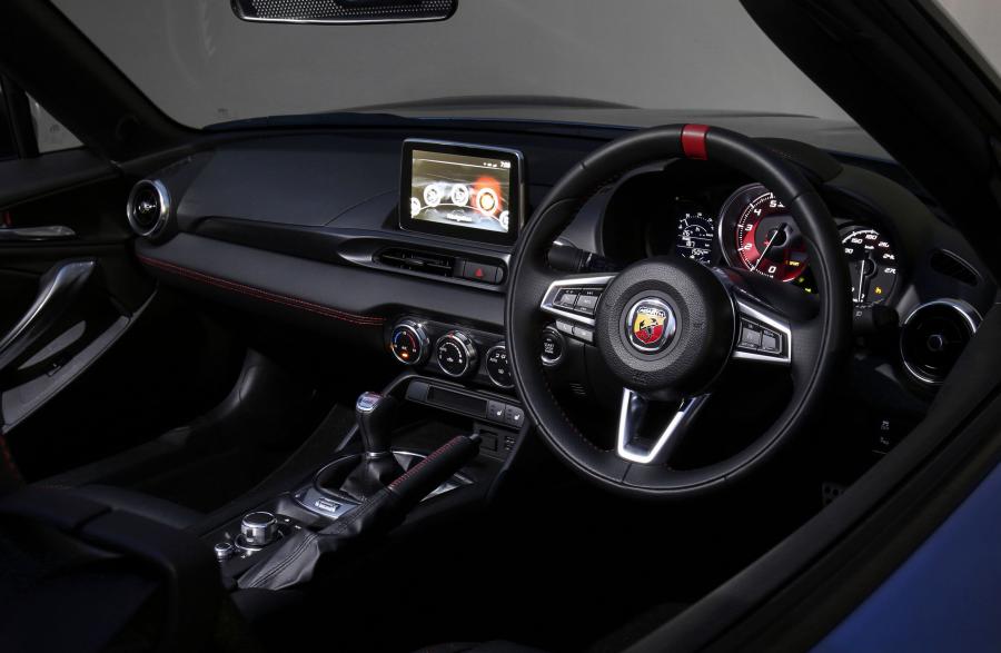 Интерьер Abarth 124 Spider (348) 2016 года  (AU) (фото 17 из 40)